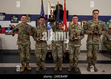 Les lauréats du concours de la meilleure équipe chimique, biologique, radiologique, nucléaire et des explosifs (CBRNE) 20th, 48th Chemical Brigade, posent pour une photo lors de la cérémonie de remise des prix à Aberdeen Proving Ground, Maryland, 14 juillet 2022. La compétition de la meilleure escouade et de la meilleure guerrière du Commandement CBRNE 20th est un événement unique utilisé pour sélectionner le meilleur officier non commandant de l’année et le meilleur soldat de l’année parmi les soldats du commandement et de ses principaux ordres subalternes. Banque D'Images