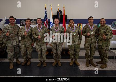 Les gagnants de la compétition de meilleur guerrier chimique, biologique, radiologique, nucléaire et explosif (CBRNE) de 20th, Best NCO est le Sgt Micah Miller, technicien en munitions explosives du Groupe Ordnance 52nd, Best Soldier est SPC. Logan Gardiner, technicien EOD de 52nd EOD, et Best Officer est CPT. John Lintner, avec la brigade chimique 48th, pose pour une photo lors de la cérémonie de remise des prix au terrain d'essai d'Aberdeen, Maryland, 14 juillet 2022. La compétition du meilleur escouade et du meilleur guerrier du Commandement CBRNE 20th est un événement unique utilisé pour sélectionner le meilleur officier non commissionné de l’année et vendu Banque D'Images