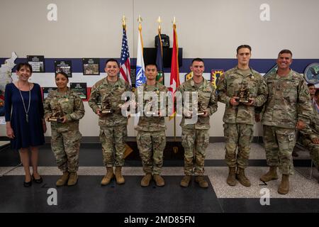 Les lauréats du concours de la meilleure équipe chimique, biologique, radiologique, nucléaire et des explosifs (CBRNE) 20th, 48th Chemical Brigade, posent pour une photo lors de la cérémonie de remise des prix à Aberdeen Proving Ground, Maryland, 14 juillet 2022. La compétition de la meilleure escouade et de la meilleure guerrière du Commandement CBRNE 20th est un événement unique utilisé pour sélectionner le meilleur officier non commandant de l’année et le meilleur soldat de l’année parmi les soldats du commandement et de ses principaux ordres subalternes. Banque D'Images