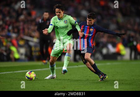 Barcelone, Espagne. 22nd janvier 2023. FC BARCELONE vs RCD GETAFE CF 22 janvier, 2023 Enes Ünal (19) de Getafe CF vies avec Pedri (8) du FC Barcelone pendant le match entre le FC Barcelone et Getafe CF correspondant au dix-huit jour de la Liga Santander au camp Spotify Nou à Barcelone, Espagne. Crédit : rosdemora/Alay Live News Banque D'Images