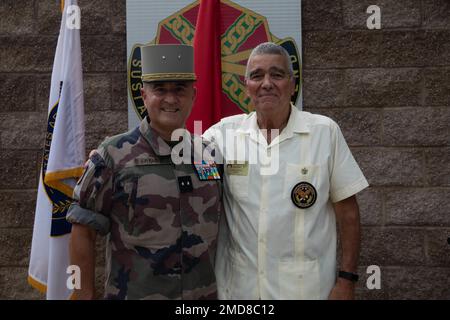 Brigue française Le général Jean-Pierre Fague, commandant adjoint de la Division d'infanterie de 3rd, à gauche, et l'ambassadeur de la Réserve de l'Armée Luis Carreras, posent pour une photo lors d'une commémoration du 14 juillet organisée par la Division d'infanterie de 3rd au jardin commémoratif Alwyn Cashe, fort Stewart, Géorgie, 14 juillet 2022. Cette fête publique a célébré la chute de la prison et de la forteresse de la Bastille, un événement reconnu pour avoir inauguré la Révolution française et l'abolition du féodalisme. L’Amérique et la France sont celles d’Allie depuis plus de 225 ans. Le 3rd ID, surnommé le « Rocher de la Marne », a une longue histoire wi Banque D'Images