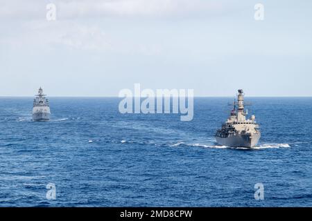 220714-N-MR124-1040 OCÉAN PACIFIQUE (14 juillet 2022) depuis la gauche, la frégate de missiles guidés DE la Marine indienne, SATPURA (F48), et la frégate de la Marine chilienne CNS Almirante Lynch (FF 07), naviguent en formation derrière Henry J. Kaiser-Class Fleet Replination oiler USNS Pecos (T-AO 197) pendant la côte du Pacifique (RIMPAC) 2022, 14 juillet. Vingt-six nations, 38 navires, quatre sous-marins, plus de 170 avions et 25 000 membres du personnel participent au programme RIMPAC de 29 juin au 4 août dans les îles hawaïennes et dans le sud de la Californie. Le plus grand exercice maritime international au monde, RIMPAC offre un stage unique Banque D'Images