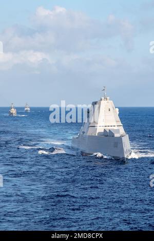 220714-N-MR124-1012 OCÉAN PACIFIQUE (14 juillet 2022) de droite, le destroyer de la classe Zumwalt USS Michael Monsoor (DDG-1001), la frégate de missile guidé DE la Marine indienne INS Satpura (F48) et la frégate de la Marine chilienne CNS Almirante Lynch (FF 07) naviguent en formation derrière la reconstitution de la flotte de la classe Henry J. Kaiser USNS Pecos (T-197) Pendant la côte du Pacifique (RIMPAC) 2022, 14 juillet. Vingt-six nations, 38 navires, quatre sous-marins, plus de 170 avions et 25 000 membres du personnel participent au programme RIMPAC de 29 juin au 4 août dans les îles hawaïennes et dans le sud de la Californie. Le plus grand interna au monde Banque D'Images