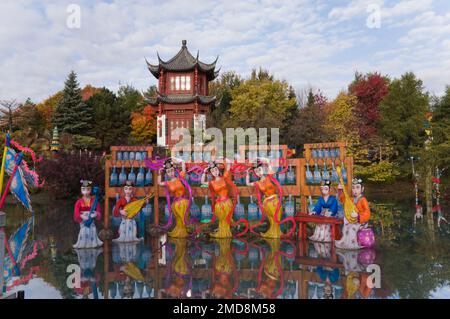 Le lac rêve et la magie des lanternes exposent avec le pavillon de la Tour des nuages condensants dans le jardin chinois à l'automne, jardin botanique de Montréal, Québec. Banque D'Images