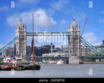 Bateaux sur la Tamise à Londres à côté de Tower Bridge Banque D'Images