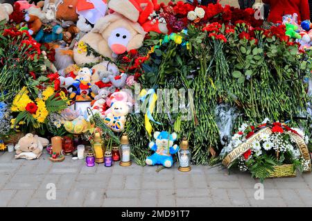 Dnipro, Ukraine, 2023-01-14. Fleurs et jouets pour enfants près d'un immeuble d'appartements détruit par un missile russe. Des civils ont été tués. Des dizaines de morts et Banque D'Images