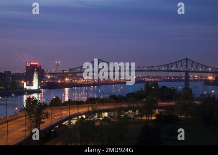Vue de l'avenue Pierre-Dupuy et du pont Jacques Cartier au crépuscule depuis Cité du Havre, Québec, Canada. Banque D'Images