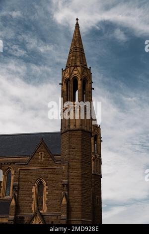 Un cliché vertical de la cathédrale du Sacré-cœur sous un ciel bleu à Bendigo, en Australie Banque D'Images