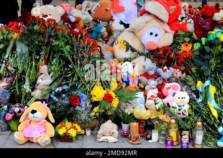 Dnipro, Ukraine, 2023-01-14. Fleurs et jouets pour enfants près d'un immeuble d'appartements détruit par un missile russe. Des civils ont été tués. Des dizaines de morts et Banque D'Images