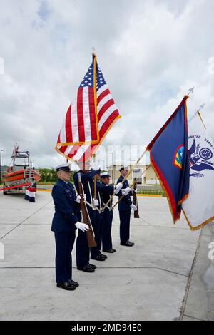 Une unité de garde des couleurs présente les couleurs lors d'une cérémonie de découpe du ruban pour le nouveau Cmdr. Carlton S. Skinner Building situé aux États-Unis Forces de la Garde côtière Micronésie/secteur Guam sur 14 juillet 2022. ÉTATS-UNIS Le quatorzième commandant de district de la Garde côtière, le sous-ministre adjoint Michael Day, a présidé la cérémonie. Le lieutenant Gov. De Guam Joshua Tenorio et des États-Unis Le capitaine Nicholas Simmons, commandant du secteur de Guam/forces de la Garde côtière de Micronésie, s'est joint à lui. Banque D'Images