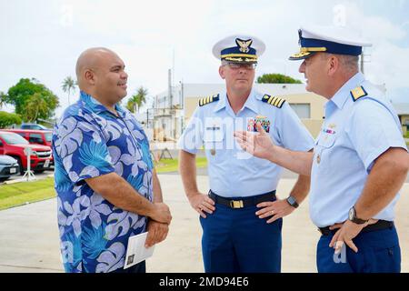 Gouv. Lt. De Guam Joshua Tenorio et des États-Unis Le capitaine Nicholas Simmons, commandant du secteur de Guam des forces de la Garde côtière de Micronésie, s'entretient avec les États-Unis Le quatorzième commandant de district de la Garde côtière, sous-amiral Michael Day, lors d'une cérémonie de découpe du ruban pour le nouveau Cmdr. Carlton S. Skinner Building situé aux États-Unis Forces de la Garde côtière Micronésie/secteur Guam sur 14 juillet 2022. Journée présidée par la cérémonie. Le. Banque D'Images