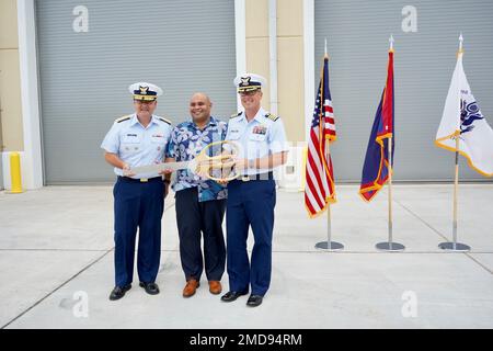 ÉTATS-UNIS Garde côtière Quatorzième commandant de district, sous-amiral Michael Day, lieutenant Gov. De Guam Joshua Tenorio, et des États-Unis Forces de la Garde côtière Micronésie/secteur Guam Capitaine Nicholas Simmons commandant pour une photo après avoir coupé le ruban pour les nouveaux États-Unis Garde côtière Cmdr. Carlton S. Skinner Building situé aux États-Unis Forces de la Garde côtière Micronésie/secteur Guam sur 14 juillet 2022. L'établissement abrite les États-Unis Équipe d'augmentation de l'entretien de la Garde côtière et équipe d'augmentation de l'armement (MAT/WAT) Guam. MAT/WAT Guam, sous-unité de service détaché de la base Honolulu sous la direction du Directeur de la logistique opérationnelle, comprend Banque D'Images