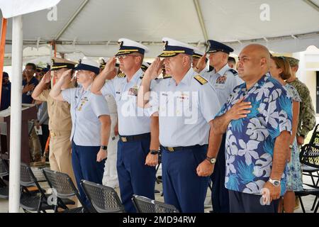 États-Unis La Garde côtière a organisé une cérémonie de découpe du ruban pour le nouveau Cmdr. Carlton S. Skinner Building situé aux États-Unis Forces de la Garde côtière Micronésie/secteur Guam sur 14 juillet 2022. ÉTATS-UNIS Le quatorzième commandant de district de la Garde côtière, le sous-ministre adjoint Michael Day, a présidé la cérémonie. Le lieutenant Gov. De Guam Joshua Tenorio et des États-Unis Le capitaine Nicholas Simmons, commandant du secteur de Guam/forces de la Garde côtière de Micronésie, s'est joint à lui. Banque D'Images