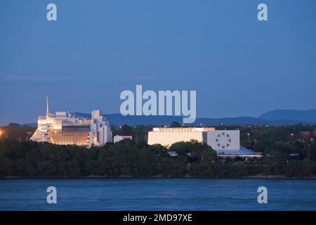 Le Casino de Montréal sur l'Ile notre-Dame au crépuscule, Montréal, Québec, Canada. Le Casino occupe les anciens pavillons français et québécois de l'Expo 67. Banque D'Images