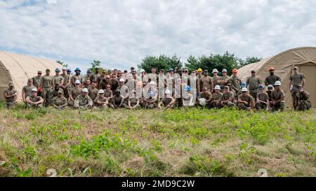 Des aviateurs de l'escadron du génie civil 375th se tiennent devant des tentes lors d'un événement d'entraînement de la Force d'urgence du premier mécanicien de base à Belleville, Illinois, 14 juillet 2022. La répétition de BŒUF de première qualité a utilisé diverses unités du ces 375th simulant un environnement de déploiement. Banque D'Images