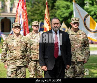 Davis D. Tindoll, Jr., directeur, installation Management Command - développement durable, préside les États-Unis Armée Garrison Rock Island cérémonie de passation de commandement de l'Arsenal dans l'Illinois 14 juillet. De gauche à droite, on retrouve également le colonel Dan Mitchell, commandant de garnison entrant, le sergent de commandement John Dobbins, le major de sergent de commandement de garnison et le commandant sortant, le colonel Todd Allison. (Photo de Linda Lambiotte, Affaires publiques ASC) Banque D'Images