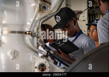 Des étudiants de l'Académie de formation professionnelle en aérospatiale font une visite de l'escadre de ravitaillement aérien 121st à la base de la Garde nationale de l'air de Rickenbacker, à Columbus, Ohio, 14 juillet 2022. L'ACE Academy, créée par l'Organisation des professionnels de l'aérospatiale noire, est un événement de plusieurs jours destiné aux élèves des classes moyennes et secondaires et est conçue pour exposer les jeunes à la grande variété des possibilités de carrière dans l'aviation et l'aérospatiale. Banque D'Images