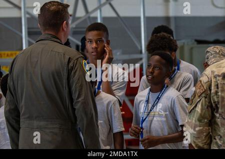 Des étudiants de l'Académie de formation professionnelle en aérospatiale font une visite de l'escadre de ravitaillement aérien 121st à la base de la Garde nationale de l'air de Rickenbacker, à Columbus, Ohio, 14 juillet 2022. L'ACE Academy, créée par l'Organisation des professionnels de l'aérospatiale noire, est un événement de plusieurs jours destiné aux élèves des classes moyennes et secondaires et est conçue pour exposer les jeunes à la grande variété des possibilités de carrière dans l'aviation et l'aérospatiale. Banque D'Images