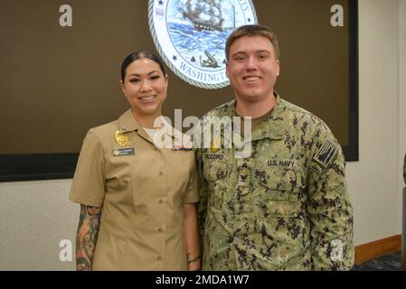 WASHINGTON, DC (14 juillet 2022) - Maître-en-armes 2nd classe Crockett Mackenzie, à gauche, pose avec un collègue lors d'une cérémonie de ficlage à bord du triage de la marine de Washington. Banque D'Images