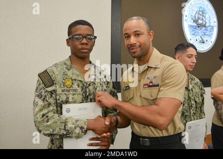 WASHINGTON, DC (14 juillet 2022) - Maître aux armes 3rd classe Carwyn Mumford, à gauche, pose avec un mentor au cours d'une cérémonie de ficlage tenue à bord du triage de la marine de Washington. Banque D'Images