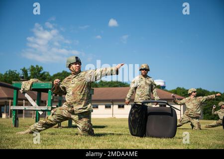 ÉTATS-UNIS Oscar Lozada, spécialiste des ressources humaines de la Brigade de soutien 369th de la Garde nationale de l'armée de New York, et d'autres soldats de la brigade, pratiquent les techniques de projection de grenades lors de l'entraînement annuel au Centre d'entraînement national de la Garde nationale de fort Indiantown Gap, Jonestown, Pennsylvanie, 14 juillet 2022. La brigade de soutien fournit un soutien et des services pour permettre une portée opérationnelle, assurer la liberté d'action et prolonger l'endurance des forces de l'Armée de terre. Banque D'Images