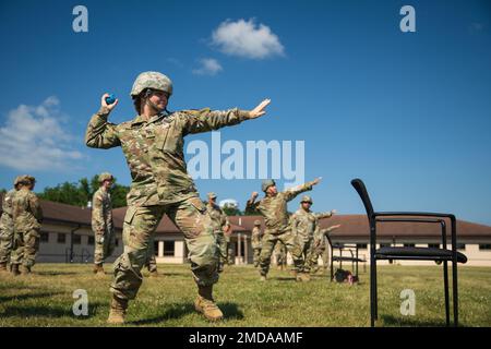 ÉTATS-UNIS Le sergent d'état-major de l'armée Skyler long, un officier parajuriste non commissionné de la Brigade de soutien de la Garde nationale de l'armée de New York en 369th et d'autres soldats de la brigade, pratiquent les techniques de projection de grenades, pendant l'entraînement annuel au Centre d'entraînement national de la Garde nationale de fort Indiantown, Jonestown, PA, 14 juillet 2022. La brigade de soutien fournit un soutien et des services pour permettre une portée opérationnelle, assurer la liberté d'action et prolonger l'endurance des forces de l'Armée de terre. Banque D'Images