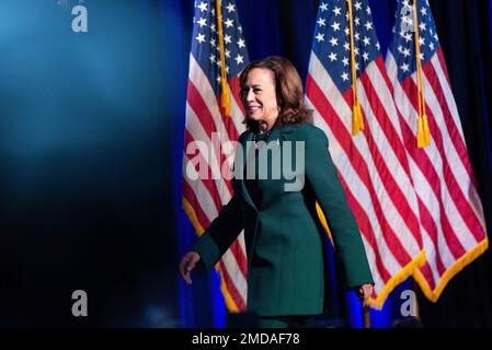 Le vice-président des États-Unis, Kamala Harris, part après avoir prononcé un discours pour commémorer le 50th anniversaire de Roe c. Wade à Tallahassee, en Floride, sur 22 janvier 2023. Crédit: Tori Lynn Schneider/Pool via CNP Banque D'Images