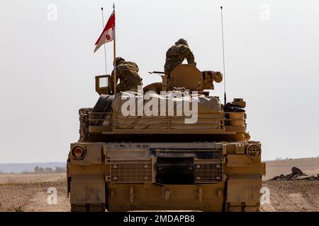 Les troopers, affectés à la division de Cavalry 1st, se préparent à se qualifier avec le char de bataille principal d'Abrams M1 sur fort Hood, Texas, 14 juillet 2022. Les équipes de chars doivent se qualifier sur leur système d'armes une fois tous les six mois. Banque D'Images