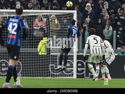 Turin, Italie. 22nd janvier 2023. Ademola Lookman (2nd L) d'Atalanta marque son deuxième but lors d'un match de football Serie A entre le FC Juventus et Atalanta à Turin, en Italie, le 22 janvier 2023. Credit: Federico Tardito/Xinhua/Alamy Live News Banque D'Images