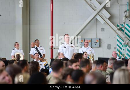 Les membres de la bande de la division aéroportée 82nd se préparent à jouer lors de la cérémonie de passation de commandement de l'escadre de la base aérienne de 628th à la base conjointe Charleston, en Caroline du Sud, en 15 juillet 2022. L'ABW 628th fournit un soutien à l'installation à plus de 60 DOD et organismes fédéraux desservant plus de 90 000 aviateurs, marins, Marines, soldats, gardes-côtes, civils, personnes à charge et retraités. Banque D'Images