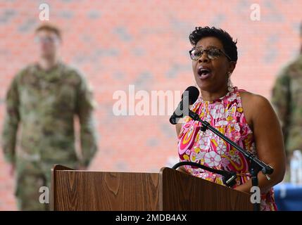 Nichelle Cunningham, adjointe exécutive de l'escadre de la base aérienne 628th, chante l'hymne national lors de la cérémonie de passation de commandement de l'ABW 628th à la base conjointe Charleston, Caroline du Sud, 15 juillet 2022. L'ABW 628th fournit un soutien à l'installation à plus de 60 DOD et organismes fédéraux desservant plus de 90 000 aviateurs, marins, Marines, soldats, gardes-côtes, civils, personnes à charge et retraités. Banque D'Images