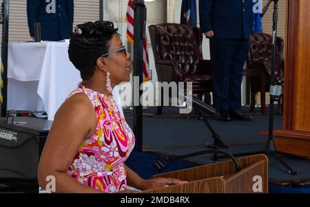 Nichelle Cunningham, assistante exécutive de l'escadre de la base aérienne 628th, chante l'hymne national lors de la cérémonie de passation de commandement de l'escadre de la base aérienne 628th à la base conjointe Charleston, Caroline du Sud, 15 juillet 2022. L'ABW 628th fournit un soutien à l'installation à plus de 60 DOD et organismes fédéraux desservant plus de 90 000 aviateurs, marins, Marines, soldats, gardes-côtes, civils, personnes à charge et retraités. Banque D'Images