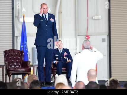 ÉTATS-UNIS Le colonel de la Force aérienne, Michael A. Freeman, commandant de l'escadre de la base aérienne 628th, reçoit son premier hommage du Capt Andrew Peterson, vice-commandant de l'ABW 628th, lors de la cérémonie de passation de commandement de l'ABW 628th à la base conjointe Charleston, Caroline du Sud, 15 juillet 2022. L'ABW 628th fournit un soutien à l'installation à plus de 60 DOD et organismes fédéraux desservant plus de 90 000 aviateurs, marins, Marines, soldats, gardes-côtes, civils, personnes à charge et retraités. Banque D'Images