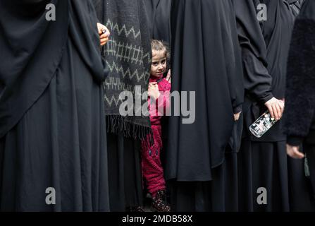 Istanbul, Turquie. 22nd janvier 2023. Un enfant regarde pendant la démonstration. Après Rasmus Paludan, le dirigeant du parti politique d'extrême-droite Hard Line au Danemark et aussi citoyen suédois, brûlant le Saint Coran près de l'ambassade de Turquie à Stockholm, des gens ont manifesté près du consulat de Suède à Beyoglu, à Istanbul. Crédit : SOPA Images Limited/Alamy Live News Banque D'Images