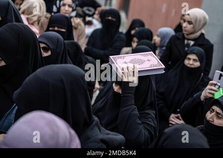 Istanbul, Turquie. 22nd janvier 2023. Un manifestant tient le Saint Coran pendant la manifestation. Après Rasmus Paludan, le dirigeant du parti politique d'extrême-droite Hard Line au Danemark et aussi citoyen suédois, brûlant le Saint Coran près de l'ambassade de Turquie à Stockholm, des gens ont manifesté près du consulat de Suède à Beyoglu, à Istanbul. Crédit : SOPA Images Limited/Alamy Live News Banque D'Images