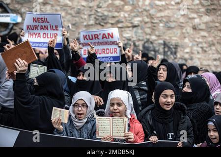 Istanbul, Turquie. 22nd janvier 2023. Les manifestants tiennent le Saint Coran pendant la manifestation. Après Rasmus Paludan, le dirigeant du parti politique d'extrême-droite Hard Line au Danemark et aussi citoyen suédois, brûlant le Saint Coran près de l'ambassade de Turquie à Stockholm, des gens ont manifesté près du consulat de Suède à Beyoglu, à Istanbul. Crédit : SOPA Images Limited/Alamy Live News Banque D'Images