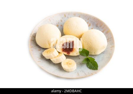 Mochi de petits pains sucrées au riz japonais rempli de confiture isolée sur fond blanc. Vue latérale, gros plan. Banque D'Images