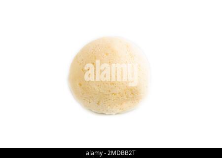 Mochi de petits pains sucrées au riz japonais rempli de confiture isolée sur fond blanc. Vue latérale, gros plan. Banque D'Images