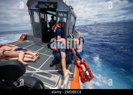 DES membres d'équipage DE L'OCÉAN PACIFIQUE (15 juillet 2022) à bord d'un cutter de classe Légende USCGC Midgett (LMSM 757) sauvent un survivant simulé lors d'un exercice de sauvetage de masse pour la Rim du Pacifique (RIMPAC) 2022. Vingt-six nations, 38 navires, quatre sous-marins, plus de 170 avions et 25 000 membres du personnel participent au programme RIMPAC de 29 juin au 4 août dans les îles hawaïennes et dans le sud de la Californie. Le plus grand exercice maritime international au monde, RIMPAC offre une occasion unique de formation tout en favorisant et en soutenant des relations de coopération entre les participants essentielles à la sécurité Banque D'Images