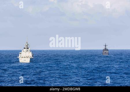 OCÉAN PACIFIQUE (15 juillet 2022) frégate de la Marine royale du Canada NCSM Winnipeg (FFH 338), à gauche, et frégate de la Marine des Philippines BRP Antonio Luna (FF 151) naviguent en formation pendant la côte du Pacifique (RIMPAC) 2022. Vingt-six nations, 38 navires, quatre sous-marins, plus de 170 avions et 25 000 membres du personnel participent au programme RIMPAC de 29 juin au 4 août dans les îles hawaïennes et dans le sud de la Californie. Le plus grand exercice maritime international au monde, RIMPAC offre une occasion unique de formation tout en favorisant et en soutenant des relations de coopération entre les participants essentielles à cette réalisation Banque D'Images