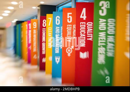 Mise au point sélective de bannières avec les objectifs des Nations Unies au siège de l'ONU à Manhattan. Banque D'Images