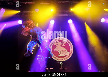 Londres, Royaume-Uni. 22nd janvier 2023. Un lion de fluo sur la scène pendant que les derniers actes se produisent à Trafalgar Square pour les célébrations du nouvel an chinois, qui ont duré six heures, avec une variété de personnes et de groupes différents de danseurs, musiciens, chanteurs et artistes martiaux. Crédit : onzième heure Photographie/Alamy Live News Banque D'Images