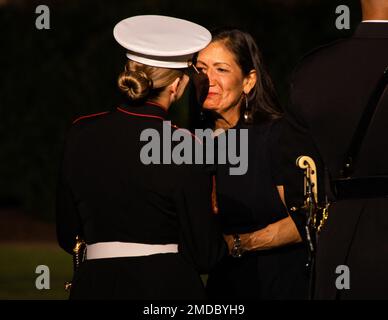 L'honorable Deb A. Haaland, secrétaire à l'intérieur des États-Unis, salue SSGT. Kassandra G. Mendez, H&S Company, Marine Barracks Washington, à MBW, 15 juillet 2022. le responsable hôte de la soirée était le général David H. Berger, 36e commandant du corps des Marines, et l'honorable Deb A. Haaland, Secrétaire à l'intérieur des États-Unis, en tant qu'invité d'honneur. 8e & I, MBW, Banque D'Images