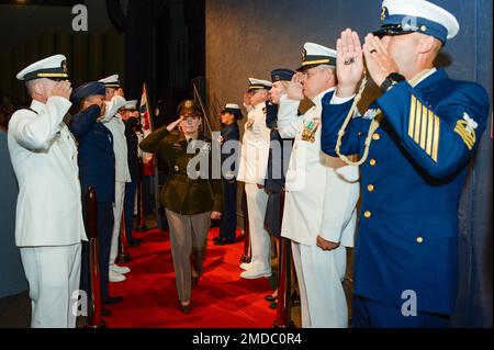 KEY WEST, Floride (15 juillet 2022) États-Unis Le général de l'armée Laura J. Richardson, commandant, États-Unis Southern Command, quitte la cérémonie de changement de commandement où les États-Unis Le sous-ministre Douglas Fears de la Garde côtière a cédé aux États-Unis le commandement de la Force opérationnelle interagences conjointe du Sud Mark Fedor, sous-ministre de la Garde côtière, au Tennessee Williams Fine Arts Centre à Key West, Floride 15 juillet 2022. JIATF-Sud détecte et surveille le trafic illicite dans l'air et sur l'eau, et soutient les opérations internationales et interagences qui empêchent le trafic illicite de drogues. Il opère dans des eaux couvrant 42 millions de miles carrés de l' Banque D'Images