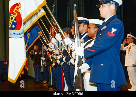 KEY WEST, Floride (15 juillet 2022) le personnel militaire américain présente des couleurs lors d'une cérémonie de changement de commandement où les États-Unis Le sous-ministre Douglas Fears de la Garde côtière a cédé aux États-Unis le commandement de la Force opérationnelle interagences conjointe du Sud Mark Fedor, sous-ministre de la Garde côtière, au Tennessee Williams Fine Arts Centre à Key West, Floride 15 juillet 2022. JIATF-Sud détecte et surveille le trafic illicite dans l'air et sur l'eau, et soutient les opérations internationales et interagences qui empêchent le trafic illicite de drogues. Elle opère dans des eaux couvrant 42 millions de kilomètres carrés de l'hémisphère occidental, principalement avec Banque D'Images