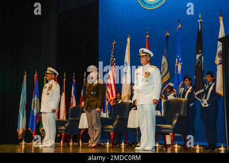 KEY WEST, Floride (15 juillet 2022) États-Unis Le général de l'armée Laura J. Richardson, commandant, États-Unis Southern Command, centre, États-Unis Douglas Fears, à gauche et aux États-Unis, sous-ministre adjoint de la Garde côtière arrière Mark Fedor, sous-ministre adjoint de la Garde côtière, se tient lors de la cérémonie de changement de commandement où craint a abandonné le commandement de la Force opérationnelle interagences conjointe Sud à Fedor, au Tennessee Williams Fine Arts Centre à Key West, Floride 15 juillet 2022. JIATF-Sud détecte et surveille le trafic illicite dans l'air et sur l'eau, et soutient les opérations internationales et interagences qui empêchent le trafic illicite de drogues. Il fonctionne dans les eaux de la coverin Banque D'Images