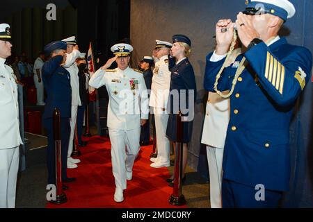 KEY WEST, Floride (15 juillet 2022) États-Unis Mark Fedor, ADM. Arrière de la Garde côtière, quitte la cérémonie de changement de commandement où les États-Unis Douglas Fears, sous-ministre adjoint de la Garde côtière, a abandonné le commandement de la Force opérationnelle interagences conjointe Sud à U Fedor, au Tennessee Williams Fine Arts Centre, à Key West, en Floride 15 juillet 2022. JIATF-Sud détecte et surveille le trafic illicite dans l'air et sur l'eau, et soutient les opérations internationales et interagences qui empêchent le trafic illicite de drogues. Elle opère dans des eaux couvrant 42 millions de milles carrés de l'hémisphère occidental, principalement avec son partenaire officiel n de 20 Banque D'Images