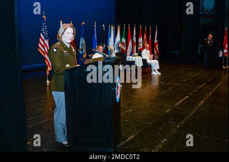 KEY WEST, Floride (15 juillet 2022) États-Unis Général de l'armée Laura J. Richardson, commandant, États-Unis Southern Command, lui fait des remarques lors d'une cérémonie de changement de commandement où les États-Unis Le sous-ministre Douglas Fears de la Garde côtière a cédé aux États-Unis le commandement de la Force opérationnelle interagences conjointe du Sud Mark Fedor, sous-ministre de la Garde côtière, au Tennessee Williams Fine Arts Centre à Key West, Floride 15 juillet 2022. JIATF-Sud détecte et surveille le trafic illicite dans l'air et sur l'eau, et soutient les opérations internationales et interagences qui empêchent le trafic illicite de drogues. Elle opère dans des eaux de 42 millions de mètres carrés Banque D'Images