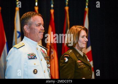 KEY WEST, Floride (15 juillet 2022) États-Unis Le général de l'armée Laura J. Richardson, commandant, États-Unis Southern Command, présente les États-Unis Douglas craint avec sa Médaille du service supérieur de défense de 2nd lors d'une cérémonie de changement de commandement où elle a abandonné le commandement de la Force opérationnelle interagences interarmées du Sud aux États-Unis Mark Fedor, sous-ministre de la Garde côtière, au Tennessee Williams Fine Arts Centre à Key West, Floride 15 juillet 2022. JIATF-Sud détecte et surveille le trafic illicite dans l'air et sur l'eau, et soutient les opérations internationales et interagences qui empêchent le trafic illicite de drogues. Il ope Banque D'Images