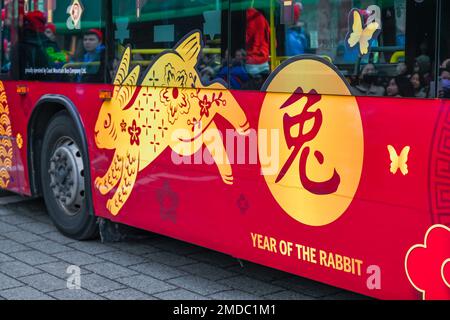 Bus de l'année du lapin, parade du nouvel an lunaire chinois, Chinatown, Vancouver, Colombie-Britannique, Canada Banque D'Images